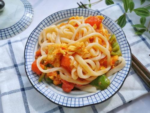 网红拉条子,从街头美食到网络红人的逆袭之路