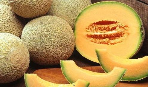 吃哈密瓜的人图,哈密瓜食客的甜蜜时光