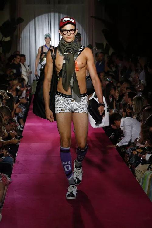 德国明星裸体内裤,裸体内裤曝光引发热议